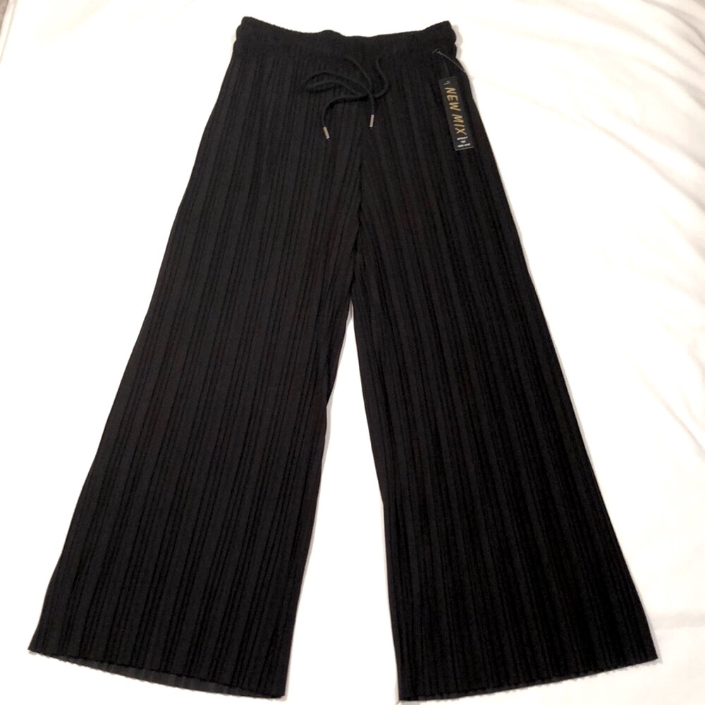 New- NEW MIX black elastic waist pant. One Sz